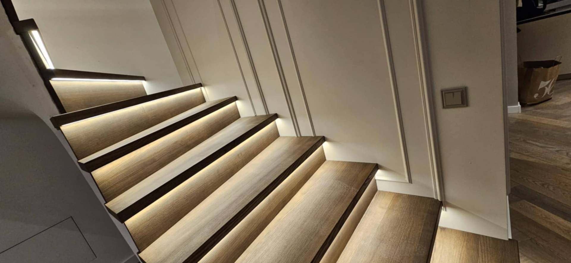 Ąžuolo pakopos su LED apšvietimu ir klasikinėmis sienų juostomis