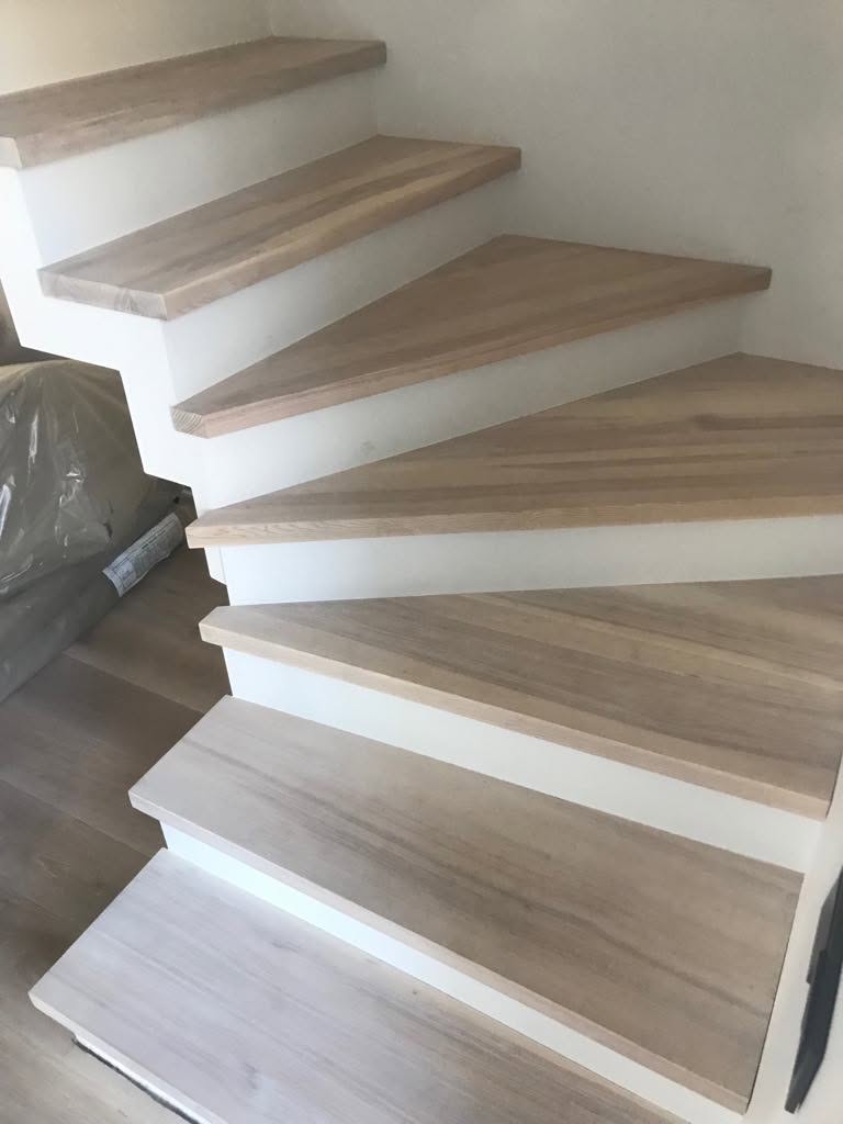 Šviesaus uosio pakopos su baltais priešpakopiais