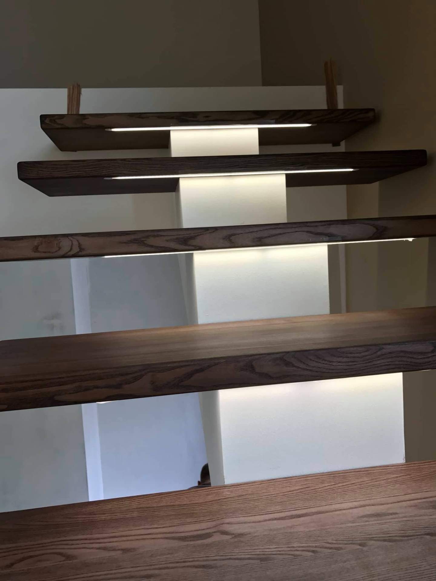 Tamsaus uosio pakopos su LED apšvietimu