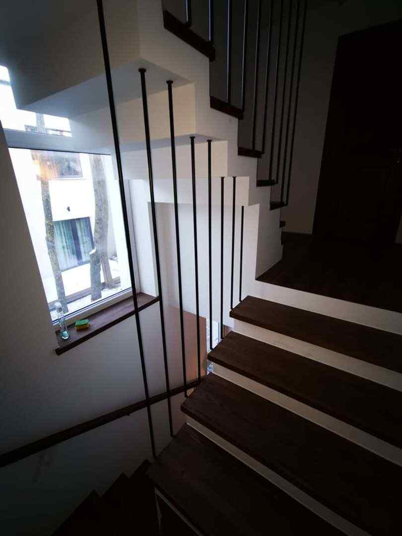 Metaliniai vertikalūs turėklai su mediniais laiptais