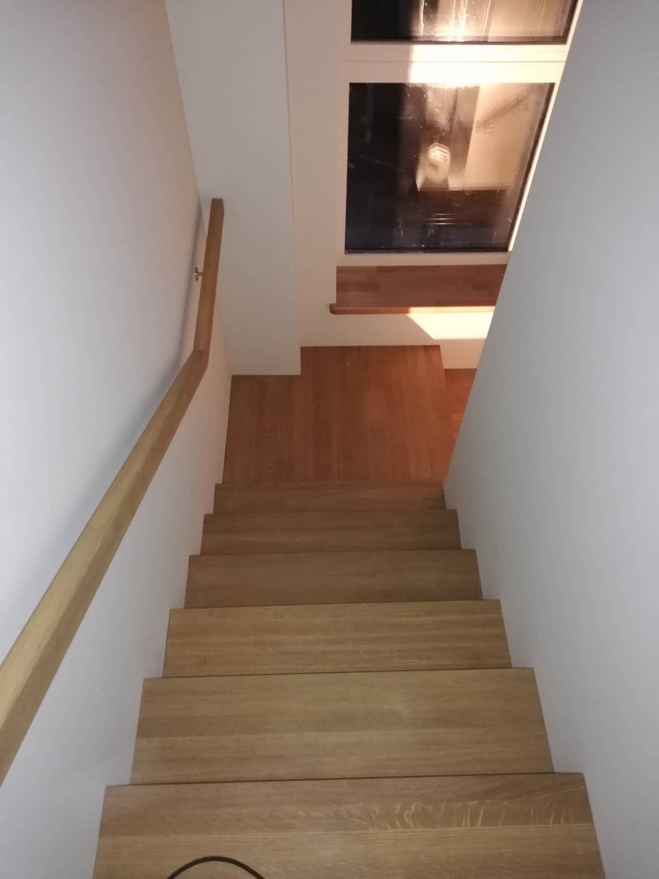 Ąžuolo pakopos su mediniu sieniniu porankiu