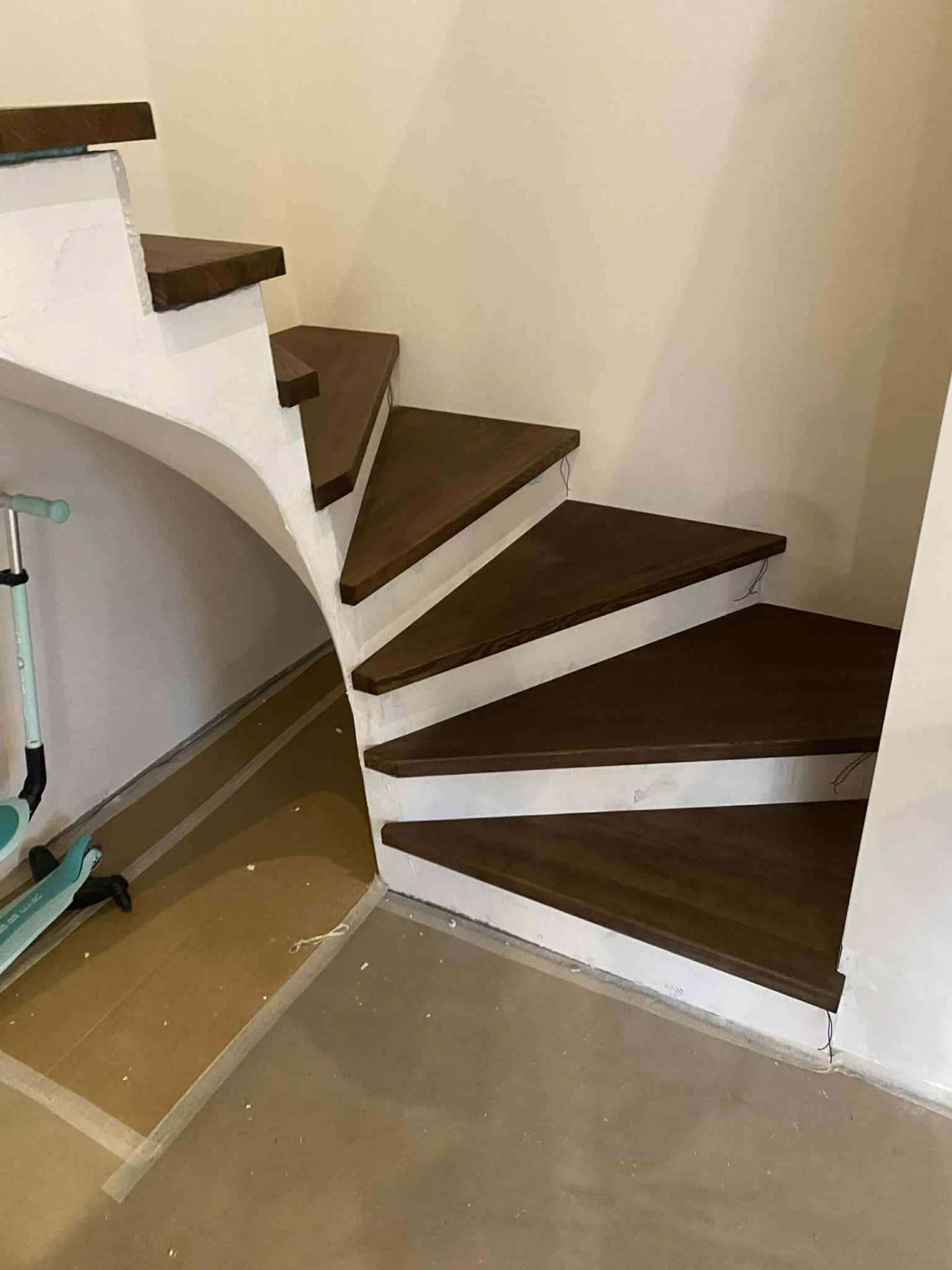 Tamsaus uosio pakopos su baltais priešpakopiais — sukamasis posūkis