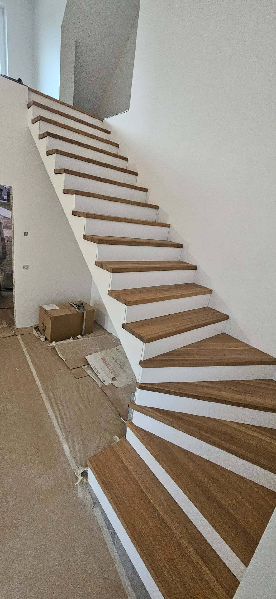 Šviesaus ąžuolo pakopos su baltais priešpakopiais ir sukamuoju posūkiu